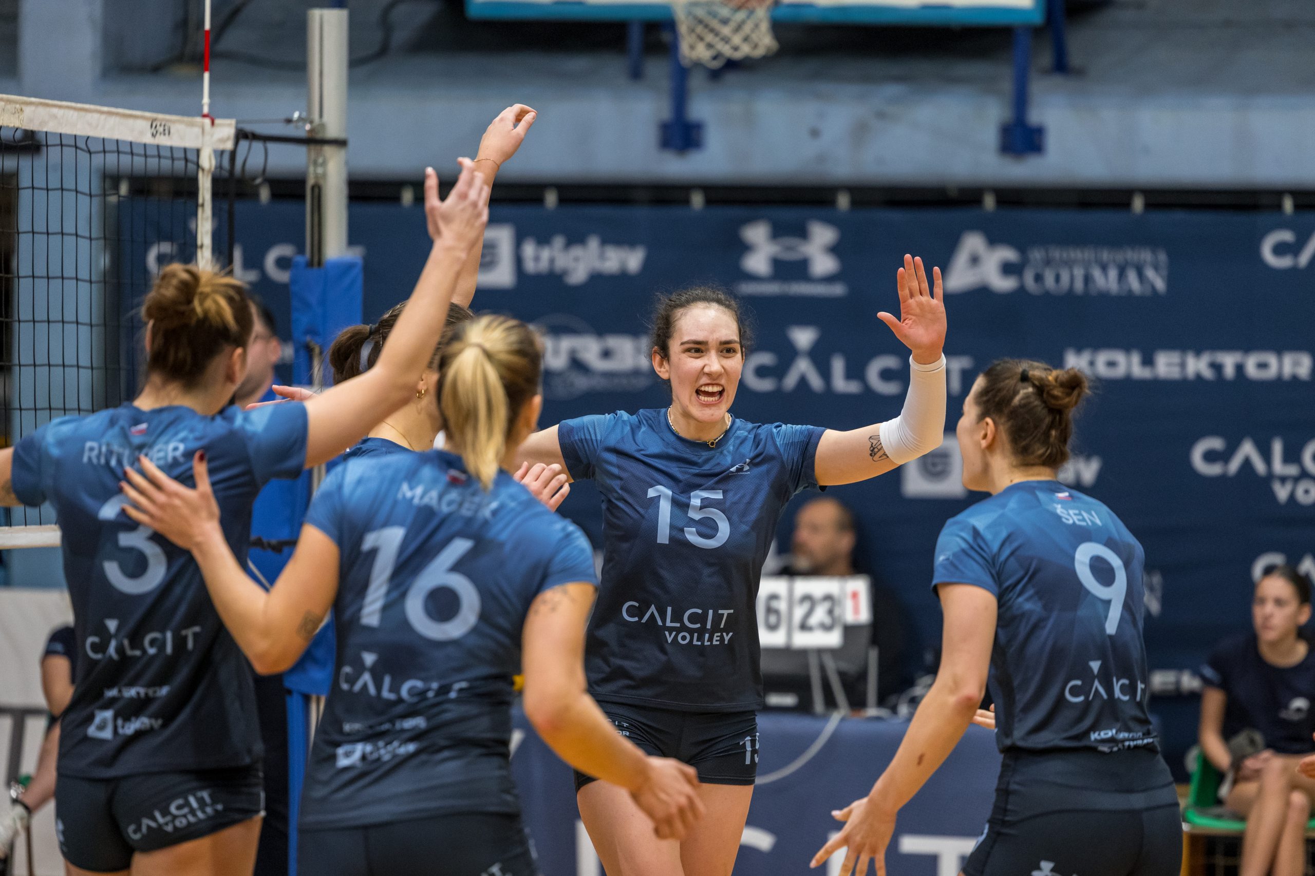 Calcitovke po težavah v prvem nizu do zanesljive zmage