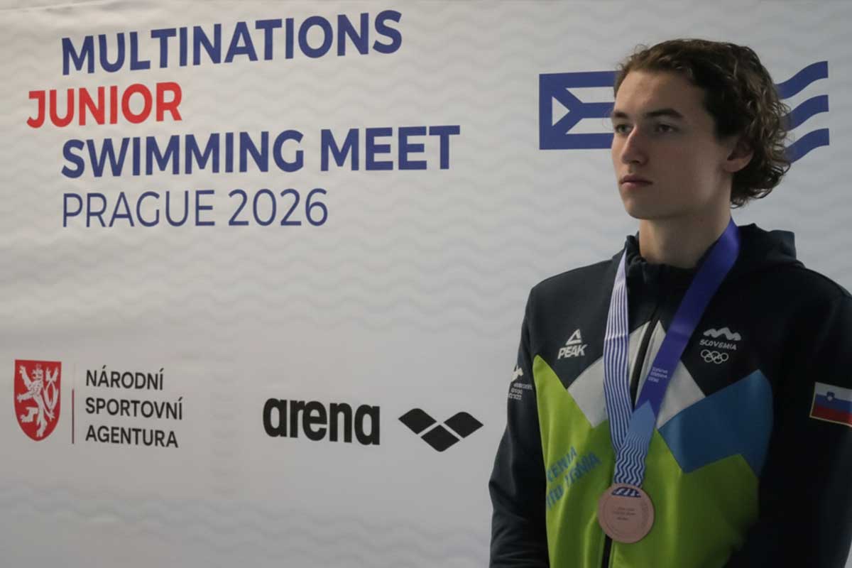 Calcitov plavalec Rok Vejnovič na zmagovalnih stopničkah v Pragi